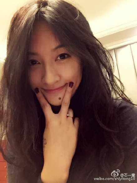 三十而已再出发,篮坛“江疏影”石一童的华丽转身 石一童在球场边整理着自己的鞋带,专注的神情仿佛在调试最精准的投篮手感,即便是一个简单的动作,也难掩她身上那股利落的运动美感。