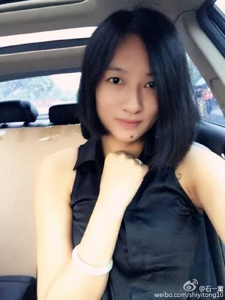 三十而已再出发,篮坛“江疏影”石一童的华丽转身 在摄影师的镜头下,石一童褪去球衣换上时尚私服,展现出球场之外截然不同的温柔一面,精致的五官带着浅浅的笑意,美得令人移不开眼。