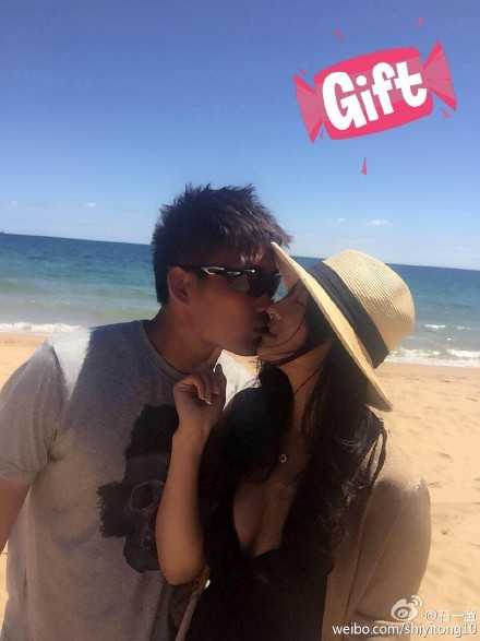 三十而已再出发,篮坛“江疏影”石一童的华丽转身 球场上,石一童轻舒猿臂,运球姿势潇洒飘逸,眼神凌厉地观察着全场,仿佛瞬间回到了当年那个在WCBA赛场上叱咤风云的追风少女。