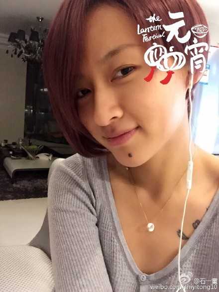 三十而已再出发,篮坛“江疏影”石一童的华丽转身 身穿休闲深色上衣的石一童单手轻扶墙面,侧颜线条堪称完美,下颌线精致流畅,展现出一种介于女孩的柔美与运动员的帅气之间的独特气质。