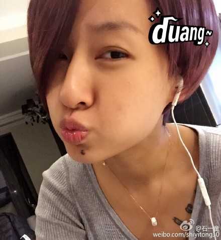 三十而已再出发,篮坛“江疏影”石一童的华丽转身 石一童双手抱膝席地而坐,一袭黑衣显得她皮肤愈发白皙,深邃的眼眸望向远方,仿佛正在规划自己退役后同样精彩的“第二赛场”。