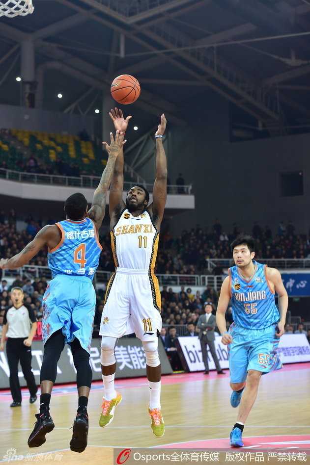 三双王对决总决赛MVP 新疆险胜山西终结客场魔咒 新疆队球员李根在恩师李秋平的现场指点下,在进攻端展现出万花筒般的技术,强打得手。