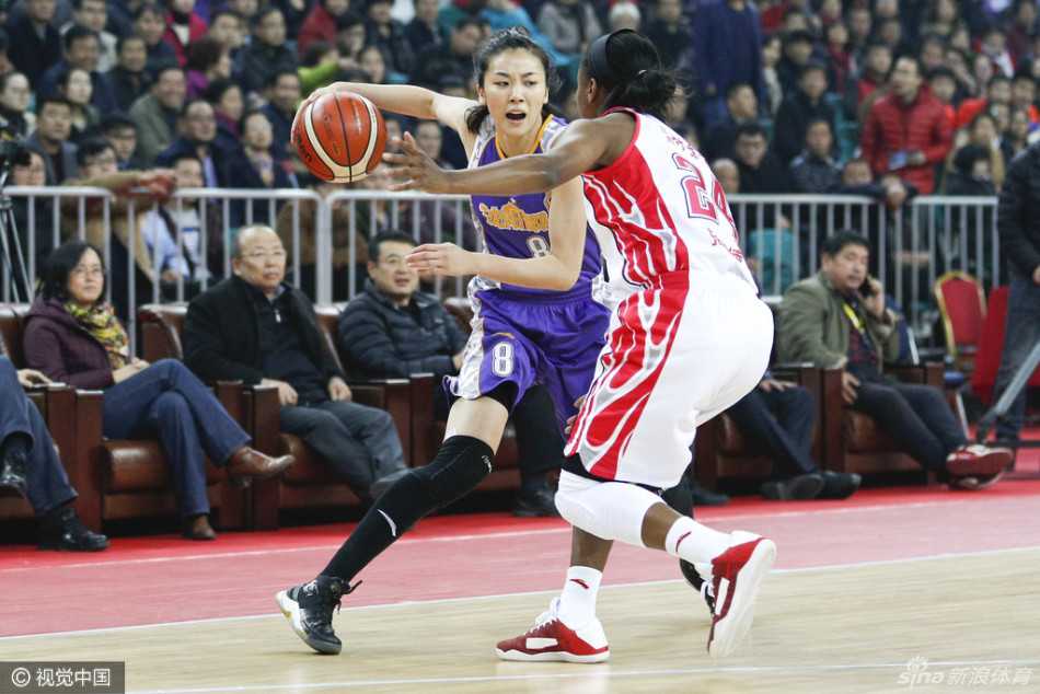 山西女篮射手在三分线外果断起跳，皮球划过指尖，一道完美弧线直坠网窝，点燃全场激情