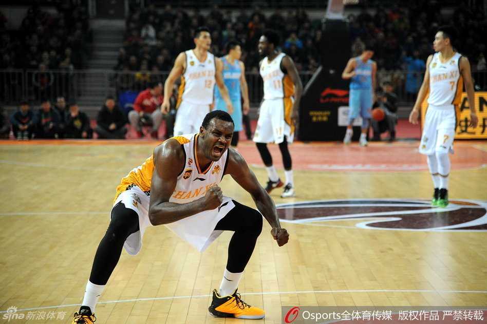 三晋之火燃爆季后赛卡位战:山西汾酒主场力克新疆,原帅三分如雨周琦戴面具苦撑 新疆队内线支柱布拉切在争抢篮板时手部不慎受伤,他痛苦地捂着手指,眉头紧锁,裁判和队友迅速围拢过来查看情况,队医也紧急入场。