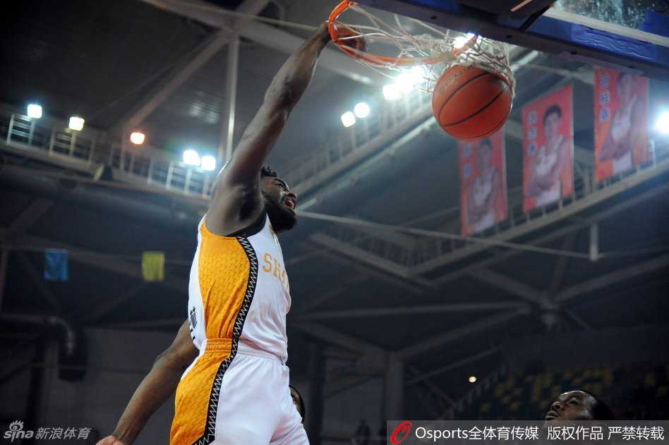 三晋之火燃爆季后赛卡位战:山西汾酒主场力克新疆,原帅三分如雨周琦戴面具苦撑 山西队的本土射手原帅在三分线外觅得良机,他接球后果断出手,篮球在空中划出完美的弧线空心入网。全场为之沸腾,这就是原帅的冷血本色。