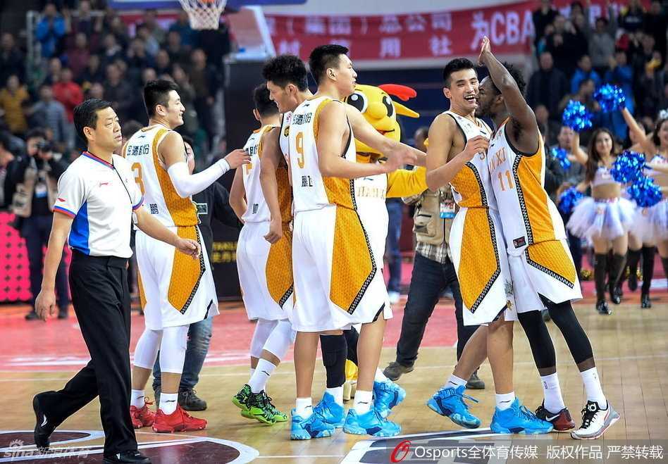 三晋之火燃爆季后赛卡位战:山西汾酒主场力克新疆,原帅三分如雨周琦戴面具苦撑 身披新疆队战袍的周琦在完成一次精彩的单手劈扣后稳稳落地,他戴着标志性的黑色面具,眼神坚毅地望向篮筐,霸气外露。