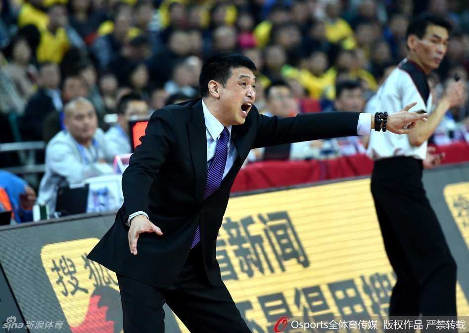 三晋烽烟起:富兰克林61分三双战旧友,京城双枪饮恨太原城 富兰克林面对吉喆的封盖强行上篮,身体在空中扭曲成弓形,这一球展现了他本场无人可挡的得分爆炸力。