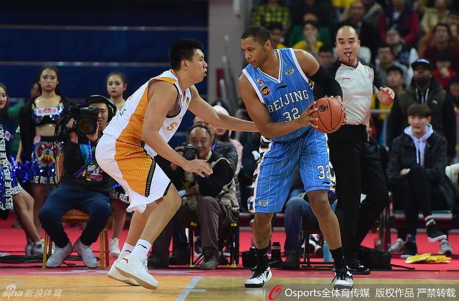 三晋烽烟起:富兰克林61分三双战旧友,京城双枪饮恨太原城 翟晓川如一把尖刀钻入山西队重重内线,在空中与防守人对抗后,依然将球稳稳送入篮筐。