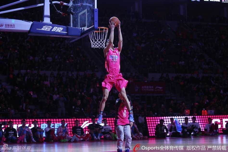 王潼与朋友在场边击掌庆祝，脸上写满了年轻人的自信与骄傲，这一刻属于上海大鲨鱼的新扣篮王