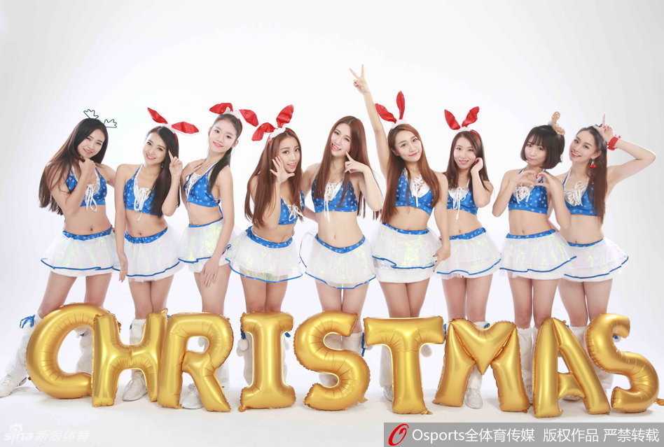 上海男篮啦啦队圣诞写真:圣诞宝贝俏皮送祝福 一位圣诞宝贝手举彩色气球,歪头甜笑,俏皮的眼神仿佛在说:圣诞快乐