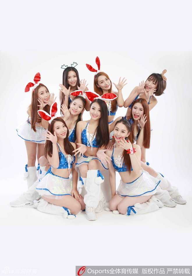 上海男篮啦啦队圣诞写真:圣诞宝贝俏皮送祝福 上海大鲨鱼啦啦队围成圆圈,手捧红绿相间的道具气球,像一群降临人间的圣诞精灵