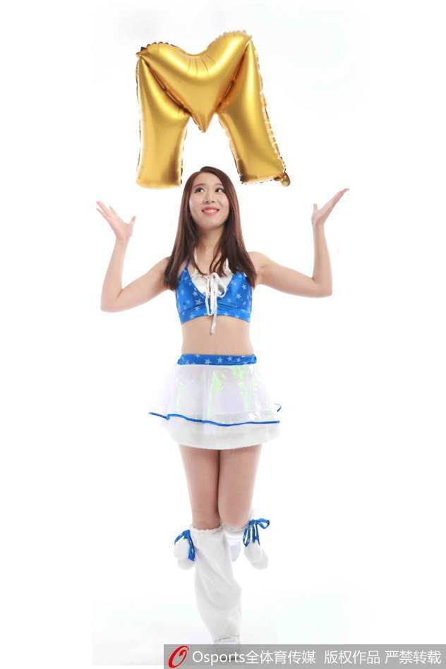 上海男篮啦啦队圣诞写真:圣诞宝贝俏皮送祝福 啦啦队集体跳跃,气球随之飞舞,画面充满动感,欢乐几乎要溢出屏幕