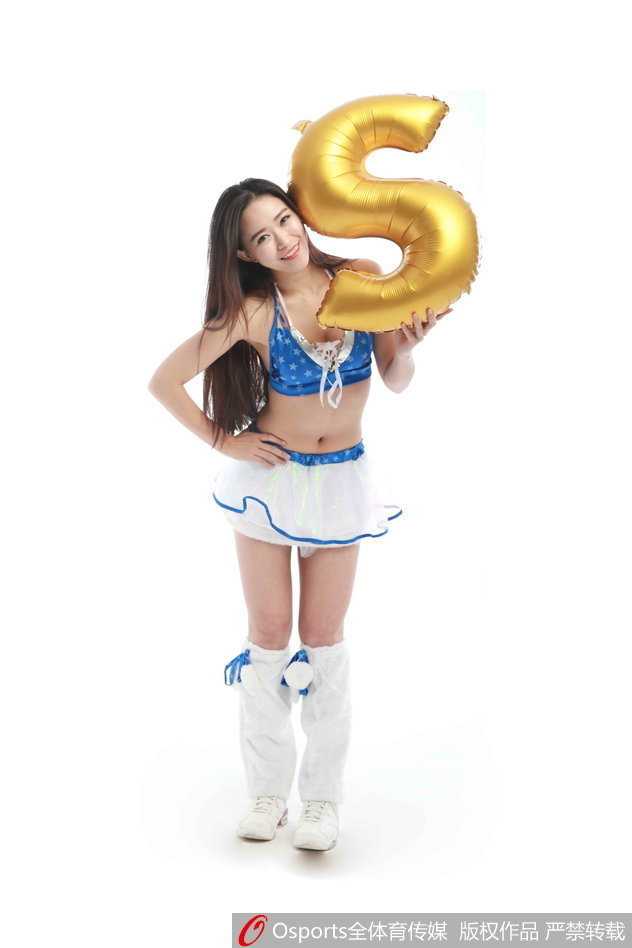 上海男篮啦啦队圣诞写真:圣诞宝贝俏皮送祝福 两位圣诞宝贝举起气球互送祝福,气氛温馨,笑容像圣诞糖果一样甜