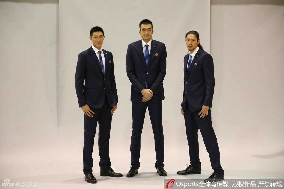 亚布塞莱在训练中单手抓球高高跃起，展现出惊人的臂展与爆发力，仿佛要撕裂对手的防线