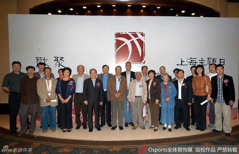 上海篮球传奇陈银宝:从五虎将到终身耕耘者,魂系篮坛永留芳 镜头前的陈银宝目光如炬,嘴角带着一丝不易察觉的微笑,仿佛正在回忆赛场上的一次精彩绝杀,那件朴素的国家队队服下,跳动着一颗永远为篮球而火热的心脏。