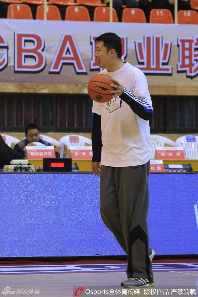 东北虎主场掀翻山东高速 CBA常规赛激战正酣 面对对方外援的强力防守,吉林队崔晋铭机警地运球突破,他闪电般地变向过掉防守人,直杀篮下准备上篮。