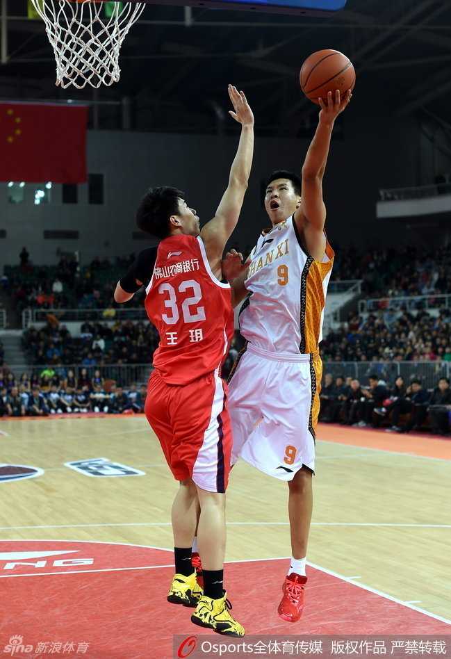 东北虎主场掀翻山东高速 CBA常规赛激战正酣 吉林队获胜后,球员们在中圈围成一圈激情庆祝,钟诚被队友们紧紧簇拥,他的脸上洋溢着胜利的喜悦,这场胜利是对他们全队努力拼搏的最好回报。