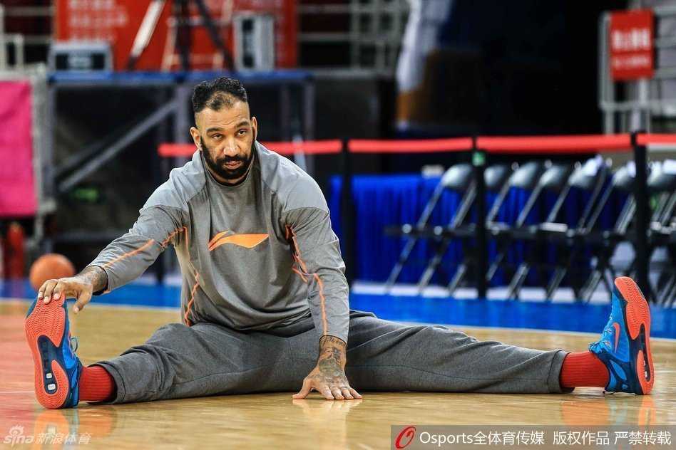 虎王孙军场边观战面露微笑，眼神中满是对后辈的期许和大战前的从容淡定