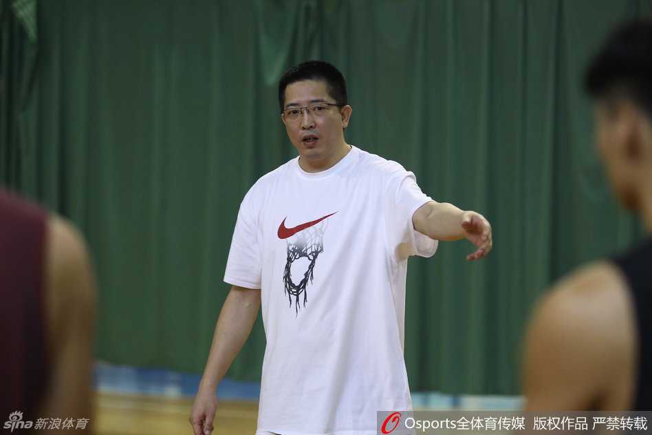 唐正东在低位背身持球，面对防守悍将毫无惧色，他用自己标志性的扎实脚步试探着对手，仿佛让人看到了那个曾经统治CBA禁区的MVP身影。