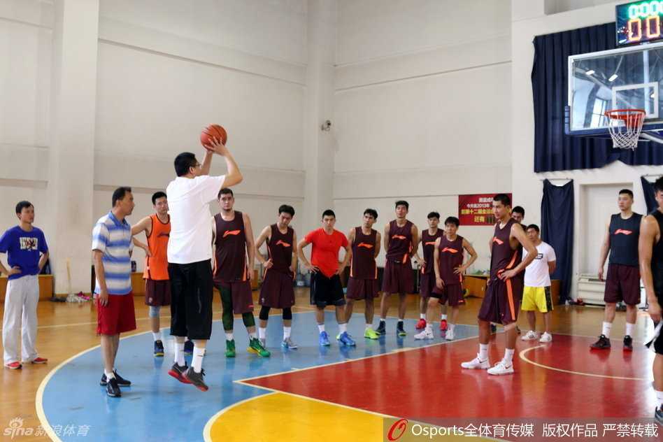 胡卫东轻轻拉开幕帘，目光深邃地望向场内，仿佛要拉开江苏篮球新赛季的大幕，这一瞬间充满了仪式感。