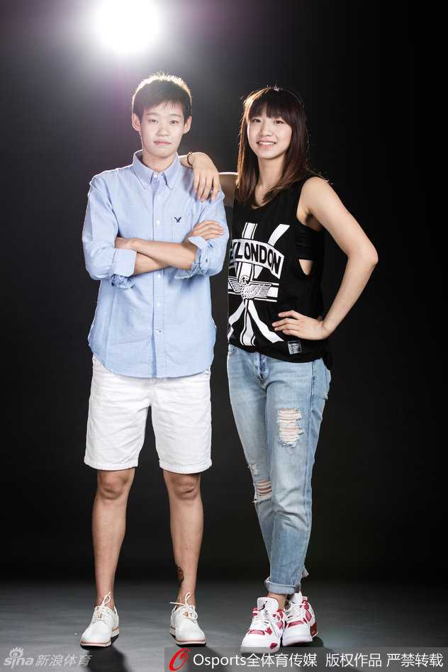 中国国奥女篮黄金一代:李梦、纪妍妍、程凤与齐氏姐妹的赛场芳华 张芷婷在篮下高高跃起拼抢篮板,双手如同磁铁般牢牢控制住球权,作为内线定海神针,她的存在让对手的突破屡屡无功而返。