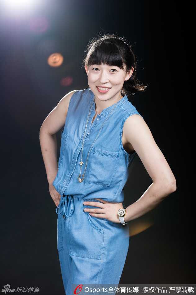 中国国奥女篮黄金一代:李梦、纪妍妍、程凤与齐氏姐妹的赛场芳华 国奥女篮众将集结,姑娘们肩并着肩围成一圈,年轻的脸庞上洋溢着自信的笑容,凝聚成一股不可战胜的青春力量。