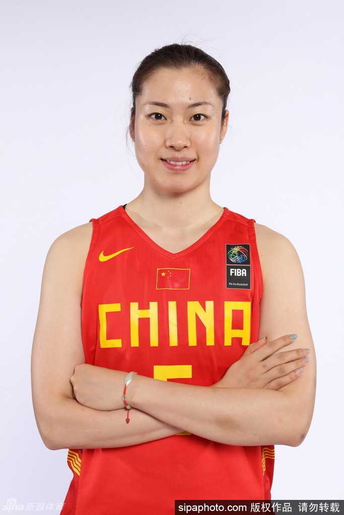 锋线尖刀露雯压低重心专注防守，如同铁闸一般随时准备阻击来犯之敌