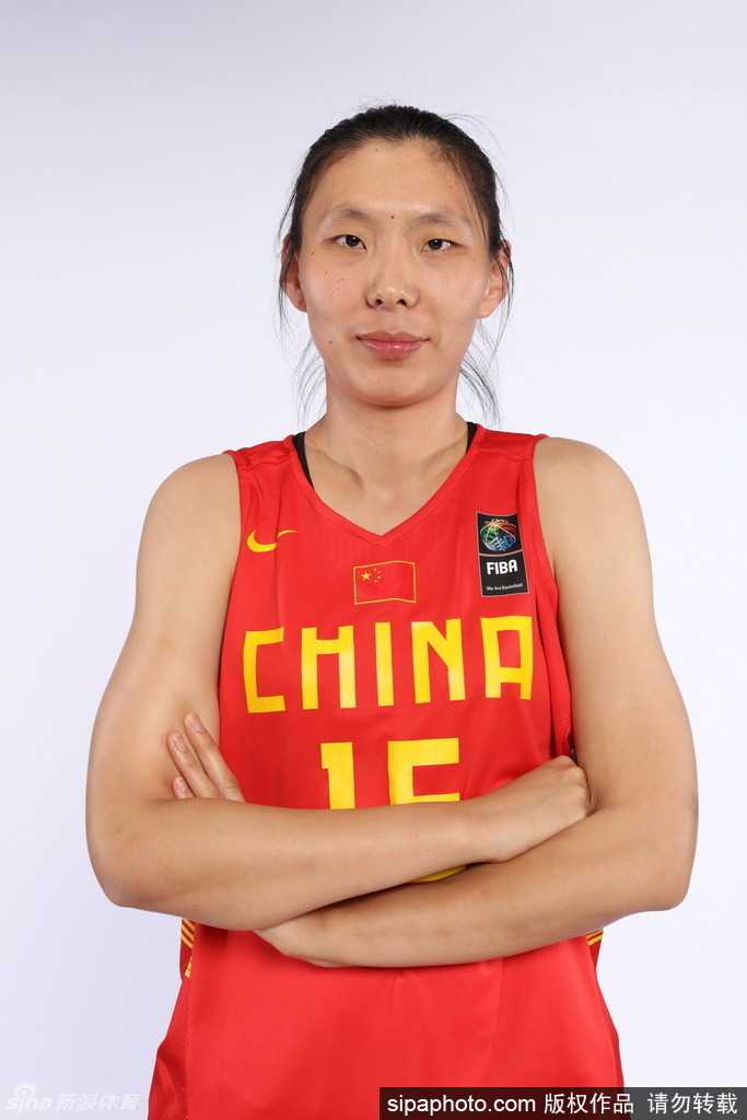 李珊珊从容完成体前变向运球，灵动的身影与篮球融为一体尽显后卫本色