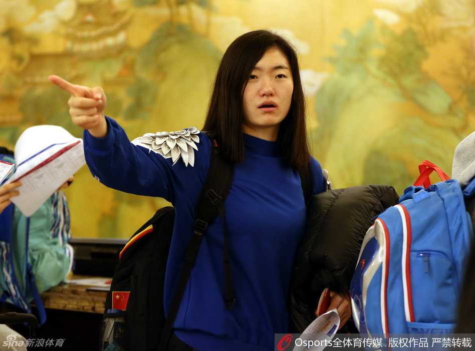 中国女篮黄金一代的璀璨瞬间:从玛雅摩尔到赵爽李梦的赛场芳华 展淑萍指导在场边专注指挥比赛,神态严峻而果敢,彰显名帅风采