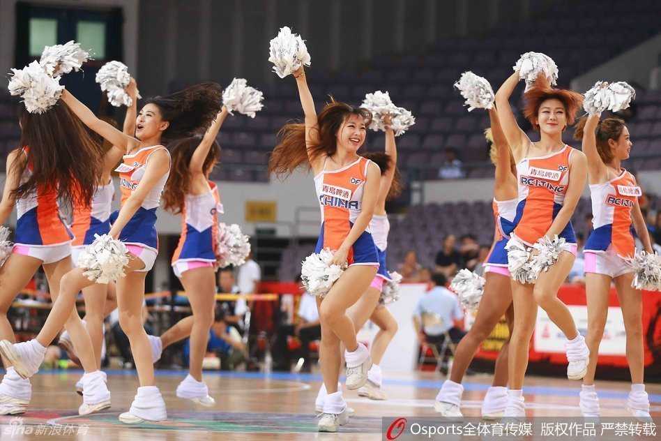 中国必胜赛场上的炫动金发风暴 从侧面抓拍的这张照片中,金发宝贝的肌肉线条在舞动中清晰可见,展现出专业舞者柔美外表下惊人的力量感。