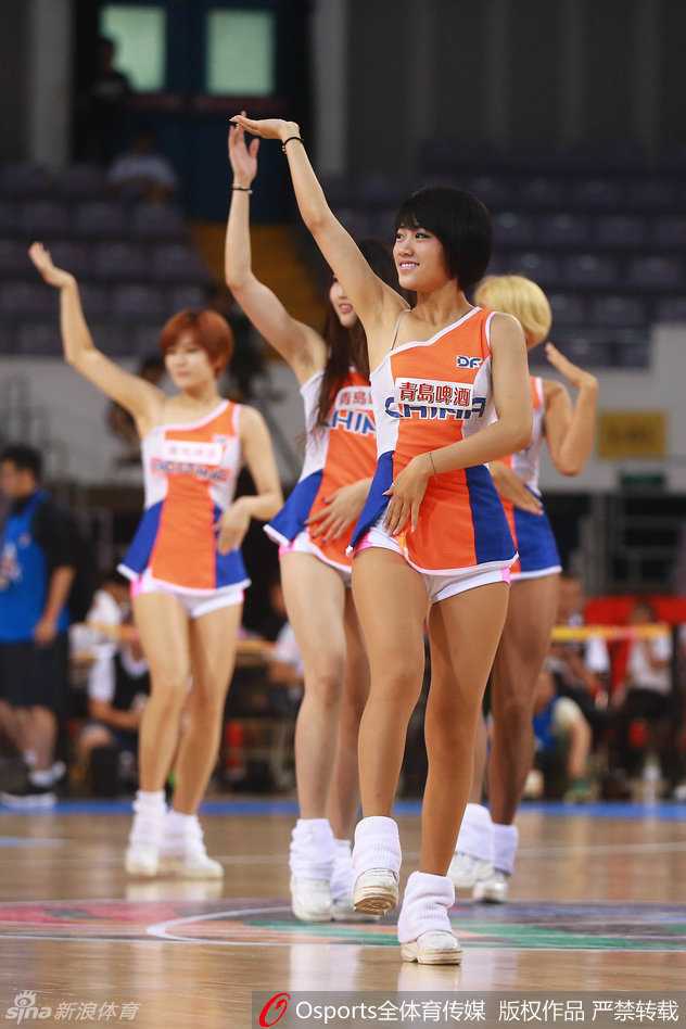 中国必胜赛场上的炫动金发风暴 舞动中的金发宝贝发丝飞扬,动感十足的动作定格在最高点,仿佛一朵绽放在赛场中央的烈焰之花。