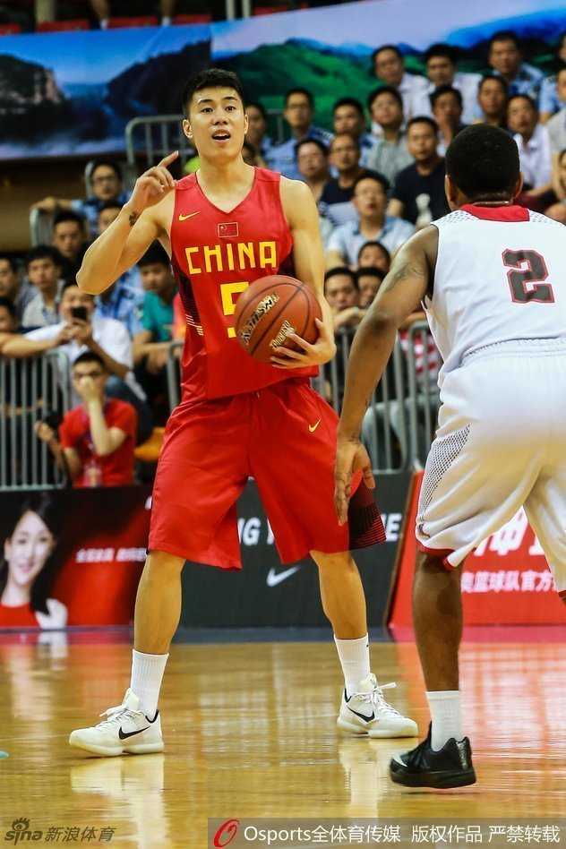 赛前准备会上，教练组在战术板前认真布置战术，红蓝线条勾勒出复杂的进攻跑位，队员们手拿战术手册凝神倾听，整个房间安静得只剩下教练的讲解声和战术笔的划动声。