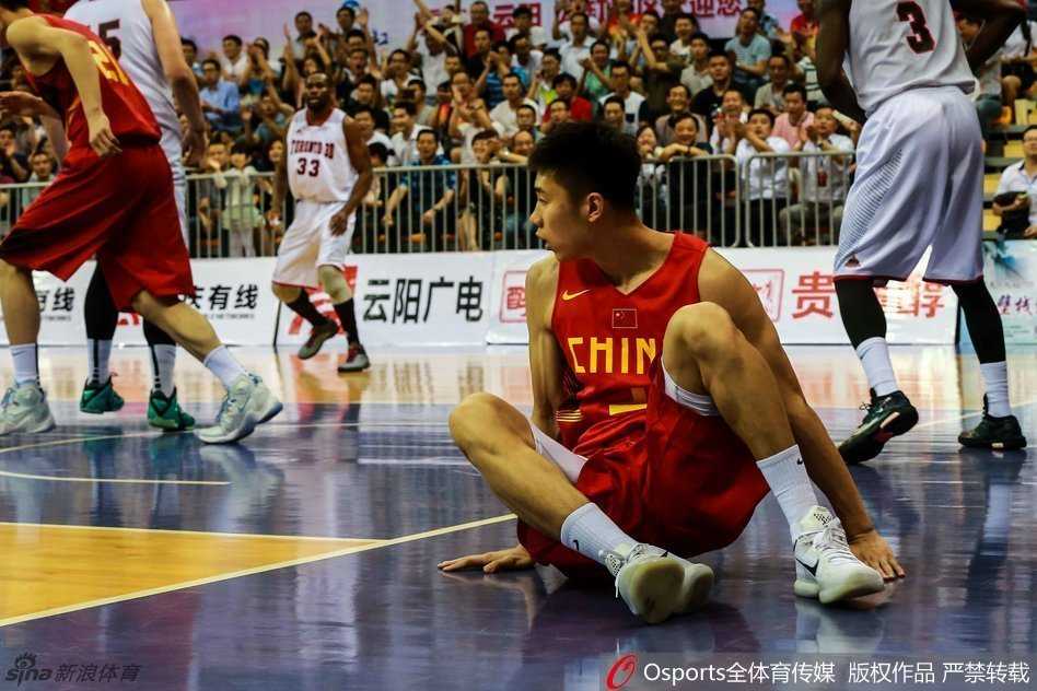 在一次战术执行失误后，主教练眉头紧锁，双手用力比划着战术路线，表情极为不满地对场上队员进行严厉斥责，要求所有人必须打起十二分精神认真防守，旁边的替补球员神情凝重地聆听着教诲。