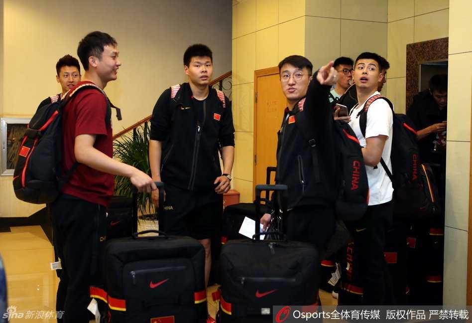 中国男篮兵发海埂 众将为里约奥运积蓄力量 新任助理教练李楠与胡雪峰走在队伍最前列,神情专注地引领着身后这群即将接受高原考验的小伙子们,正式开启了里约奥运会的备战征程。