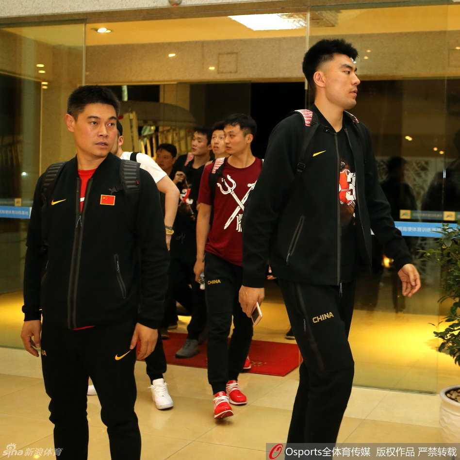 中国男篮兵发海埂 众将为里约奥运积蓄力量 周鹏、李晓旭和睢冉三人一同抵达,作为球队防守端的重要力量,他们的到来让国家队的战术体系更加完整,三人目光坚毅,仿佛已对即将到来的艰苦训练做好了心理建设。