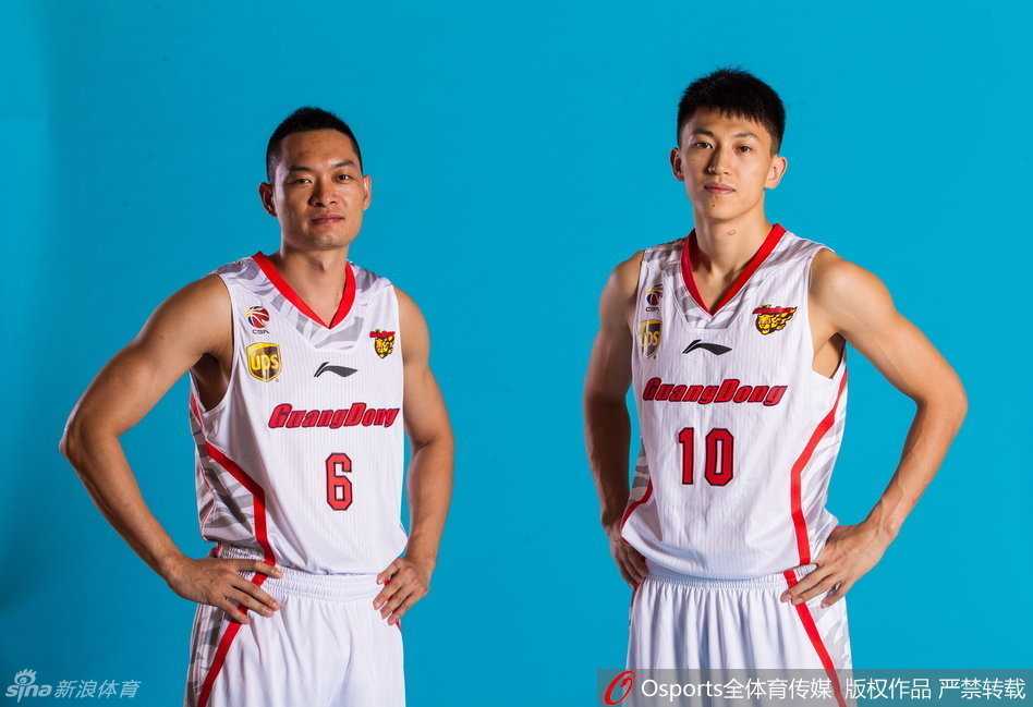 中国男篮刘晓宇:从长春高中走到上海滩的传奇控卫 刘晓宇身穿红色国家队战袍在场上积极防守,手臂肌肉线条分明,眼神紧紧盯着对手