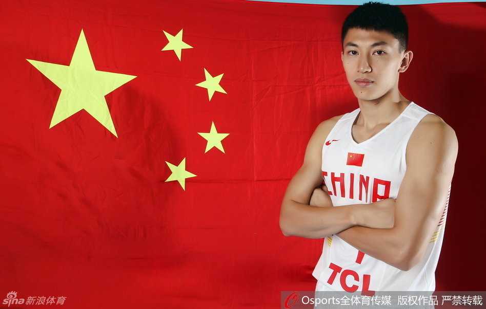 中国男篮刘晓宇:从长春高中走到上海滩的传奇控卫 身穿白色队服的刘晓宇在球场上表情专注,眼神犀利,正准备运球突破防线