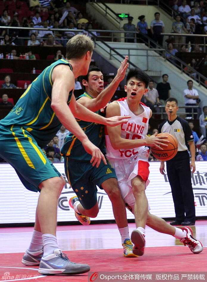 中国男篮刘晓宇:从长春高中走到上海滩的传奇控卫 场下的刘晓宇身穿休闲西装,帅气逼人,面对镜头露出阳光温暖的笑容