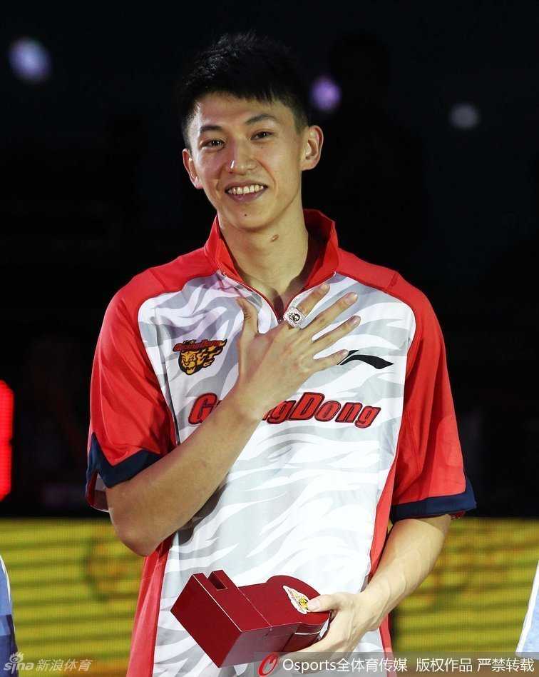 中国男篮刘晓宇:从长春高中走到上海滩的传奇控卫 上海队时期的刘晓宇在比赛中快速运球推进,身披红色战袍,动感十足