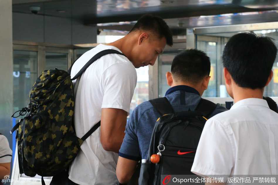 中国男篮宫鲁鸣时代:那些并肩作战的笑与泪 易建联与胡雪峰在场边偶遇,两人低头交谈,仿佛在分享着彼此在联赛与国家队之间的心得