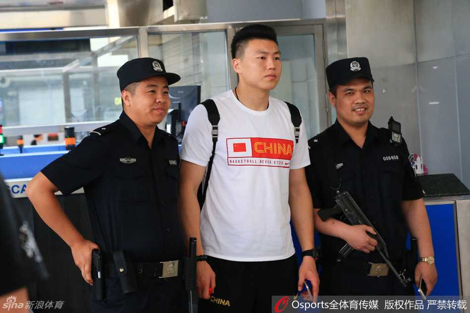 中国男篮宫鲁鸣时代:那些并肩作战的笑与泪 核心易建联在镜头前略显严肃地办理着赴美前的各种繁杂手续,眼神中透着对未来的坚定