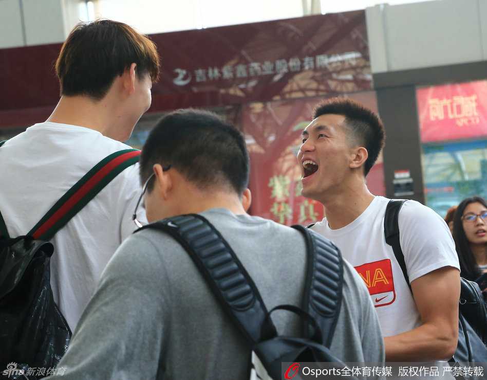 中国男篮宫鲁鸣时代:那些并肩作战的笑与泪 翟晓川与丁彦雨航并肩行走,步调一致,仿佛连体婴一般,诠释了什么叫做真正的形影不离