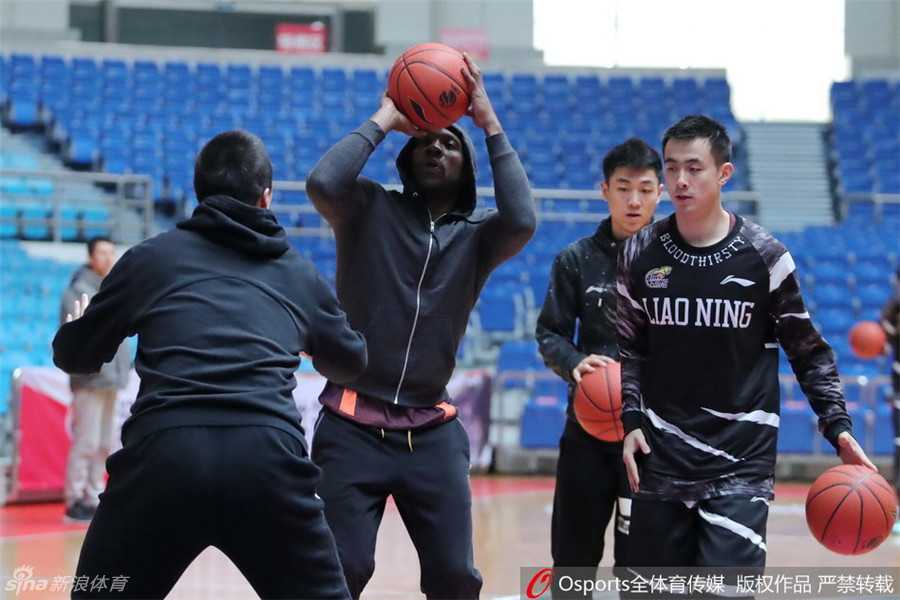 中国男篮职业联赛第十九轮前瞻:辽宁衡润队训练备战 兰多夫发型随意似邻家大男孩 辽宁队内对抗赛火药味十足,兰多夫在韩德君头上强硬摘板,肌肉碰撞声清晰可闻