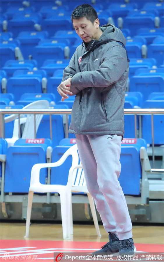 中国男篮职业联赛第十九轮前瞻:辽宁衡润队训练备战 兰多夫发型随意似邻家大男孩 助理教练手持专业秒表,目光紧锁球场,精确记录每组对抗的净打时间,分秒必争