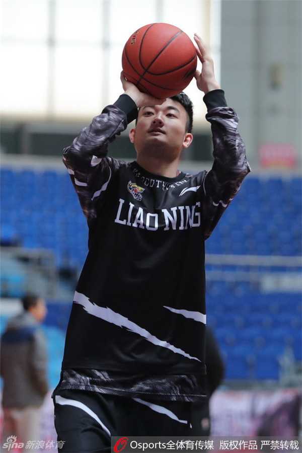 中国男篮职业联赛第十九轮前瞻:辽宁衡润队训练备战 兰多夫发型随意似邻家大男孩 兰多夫罚球线附近准备跳投,屈膝、举球、拨腕一气呵成,篮球划出完美弧线