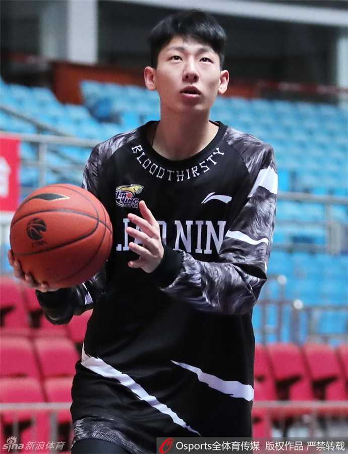 中国男篮职业联赛第十九轮前瞻:辽宁衡润队训练备战 兰多夫发型随意似邻家大男孩 训练结束后,兰多夫搂着年轻中锋卫猛,用手比划着防守站位,倾囊相授