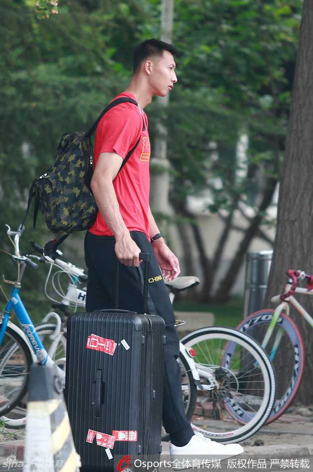 主帅宫鲁鸣在场边指导郭艾伦，他神情专注，手指战术板，似乎在布置着开场后的关键战术，旁边的郭艾伦认真聆听。