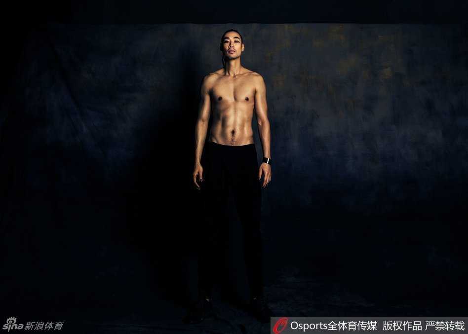 穆雷在比赛中全神贯注，他正准备击球，眼神中透露出对胜利的渴望