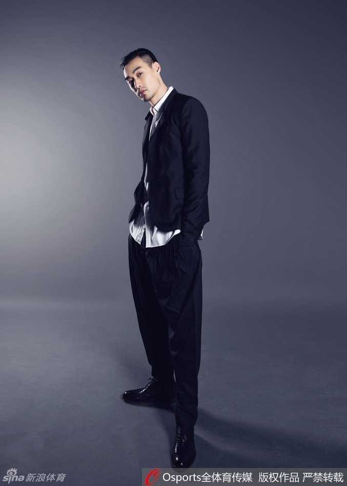 迪米特洛夫获胜后激情庆祝，他握拳怒吼，身后的纳达尔显得十分失落