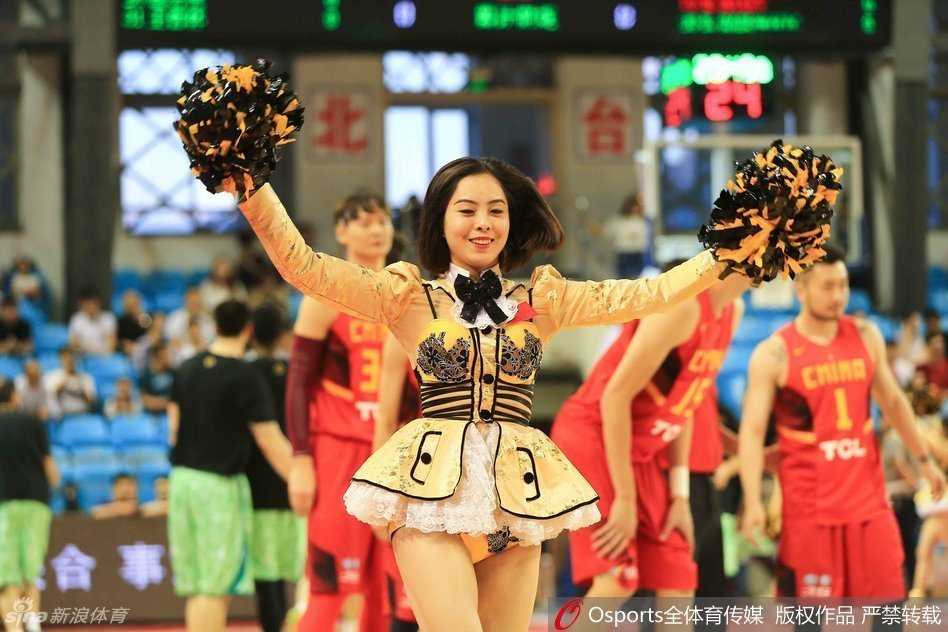 比赛结束后，几位篮球宝贝并没有立即离场，她们在场地边聚在一起，对着镜头比出可爱的剪刀手。她们的脸庞因为长时间的热舞而微微泛红，挂着汗珠，但笑容依然甜美灿烂，仿佛在庆祝中国队来之不易的胜利。